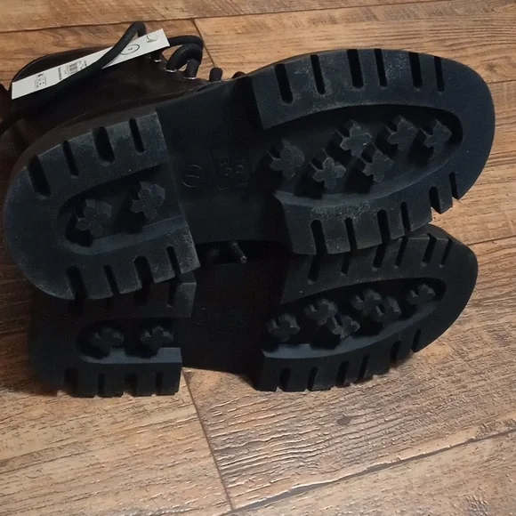 Black Lace-Up Combat Boots for Women - Glossy Finish Size 7 - Picture 7 of 7